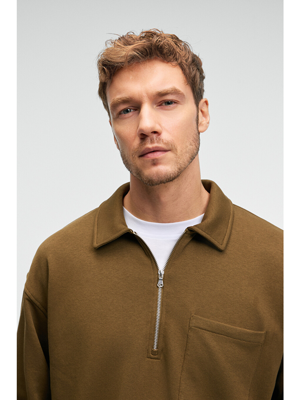 August Erkek %100 Pamuk Yarım Fermuarlı Yakalı Cepli Süs Etiketli Haki Sweatshirt-4