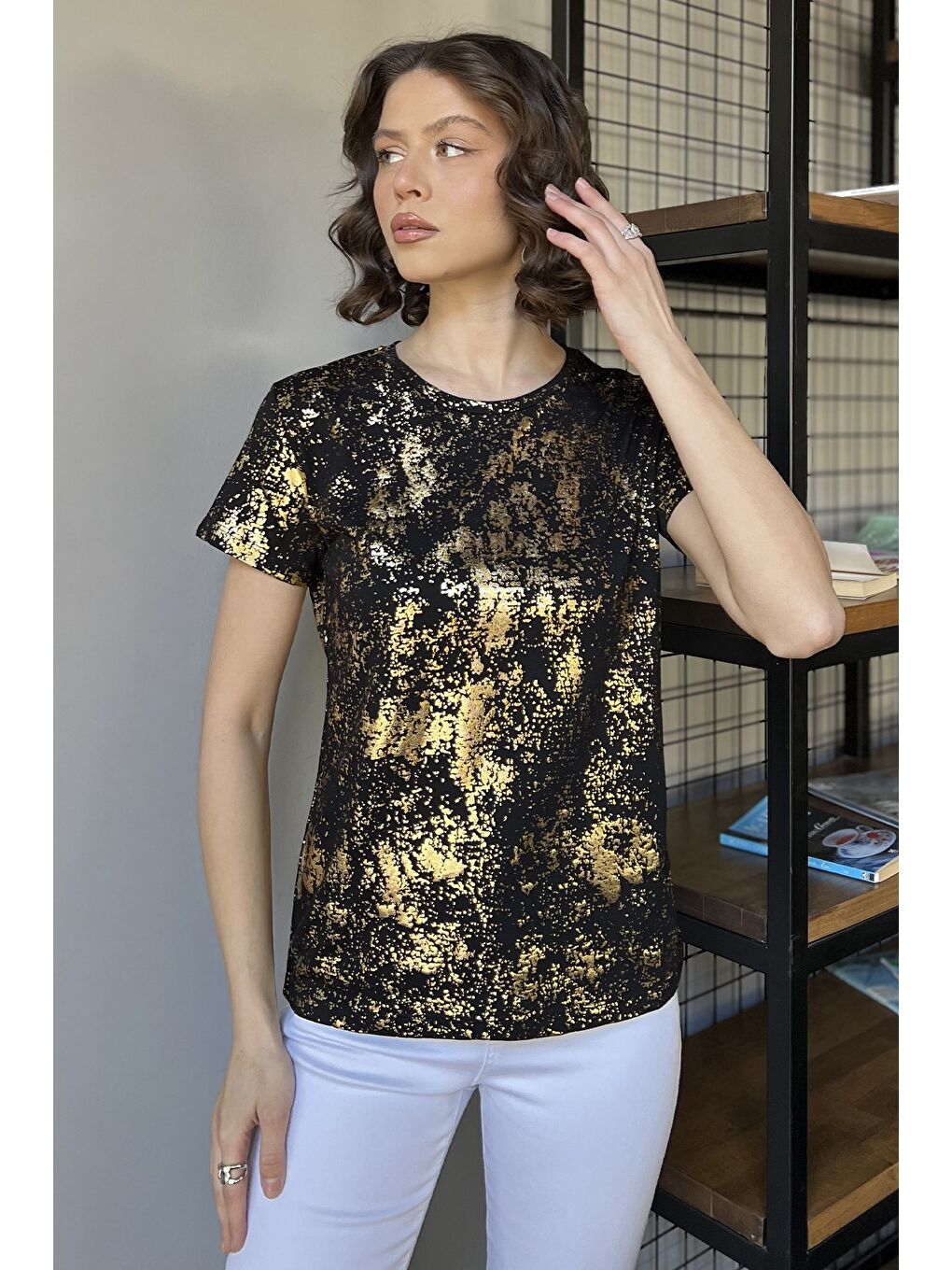 Siyah Bisiklet Yaka Varak Baskılı Kadın Tişört