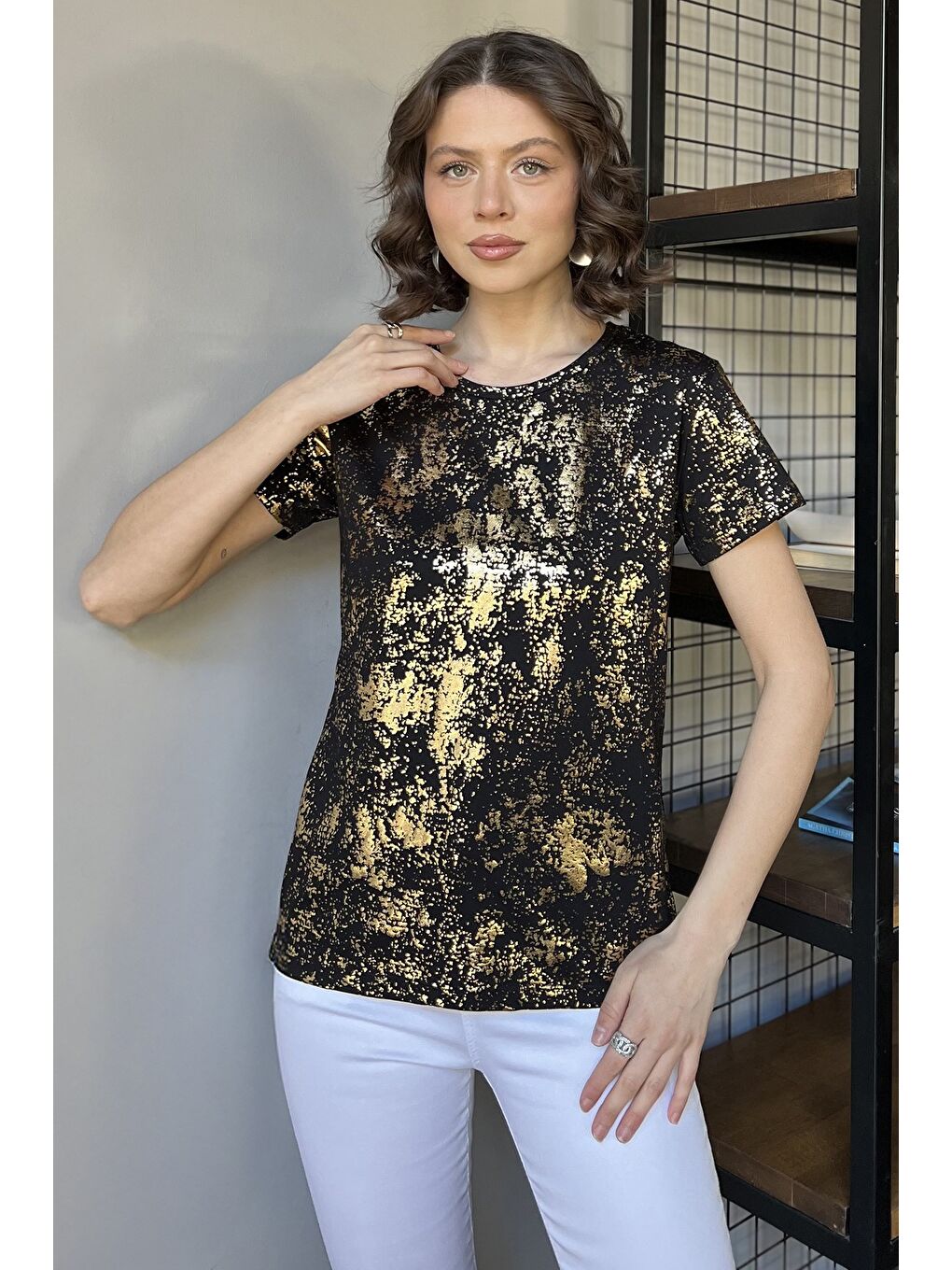 Siyah Bisiklet Yaka Varak Baskılı Kadın Tişört-1