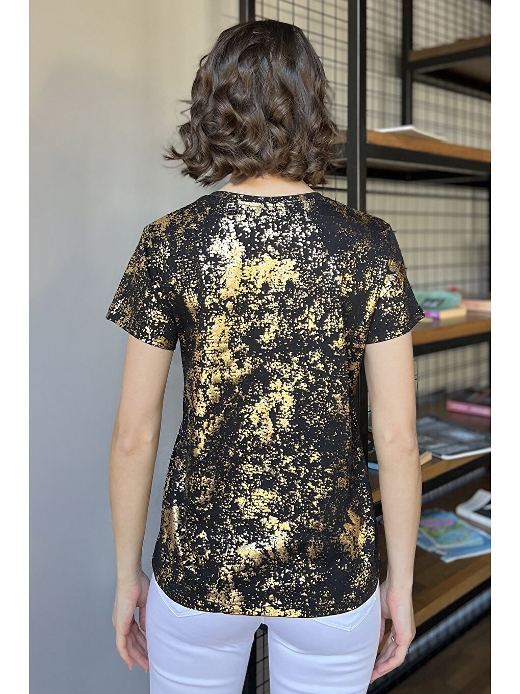 Siyah Bisiklet Yaka Varak Baskılı Kadın Tişört-2