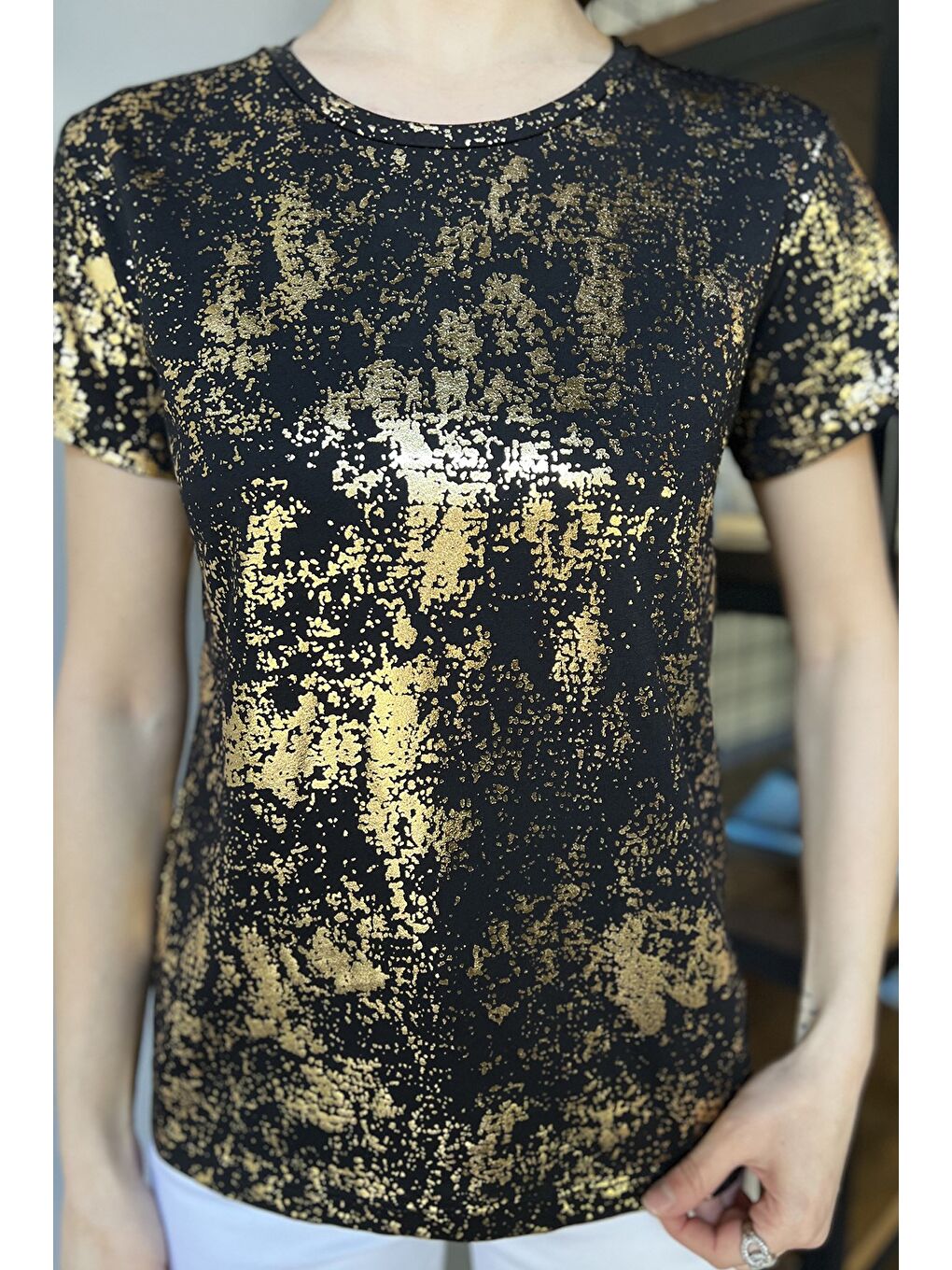 Siyah Bisiklet Yaka Varak Baskılı Kadın Tişört-3