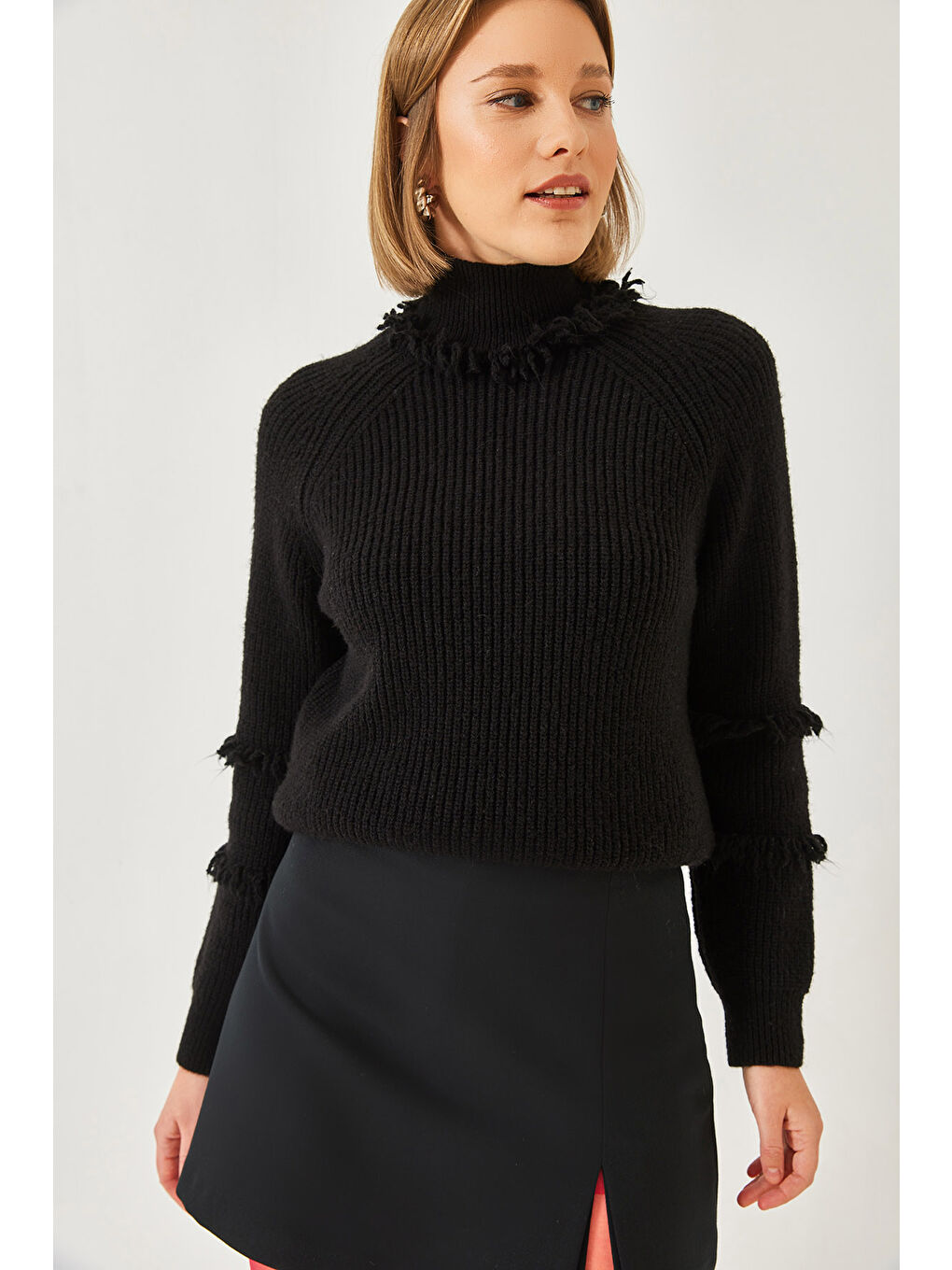 Siyah Kadın Yaka ve Kol Saçaklı Triko Kazak-2