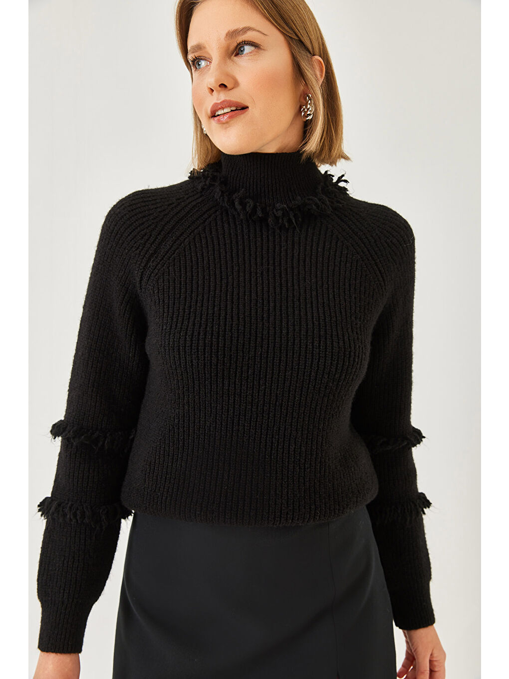 Siyah Kadın Yaka ve Kol Saçaklı Triko Kazak-3