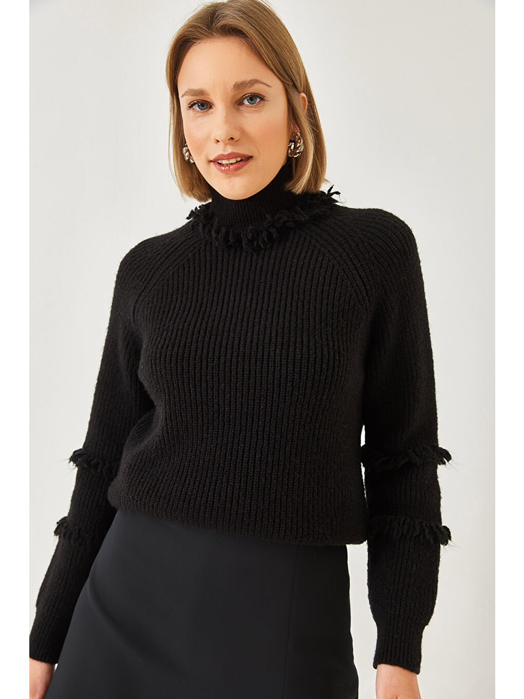 Siyah Kadın Yaka ve Kol Saçaklı Triko Kazak-4