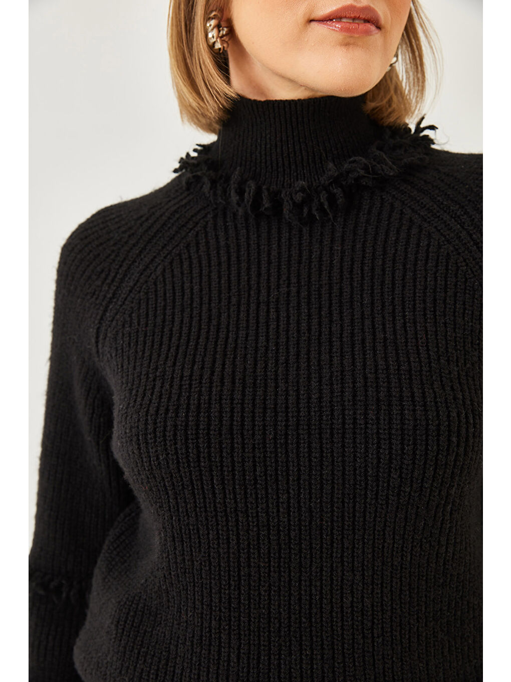 Siyah Kadın Yaka ve Kol Saçaklı Triko Kazak-5