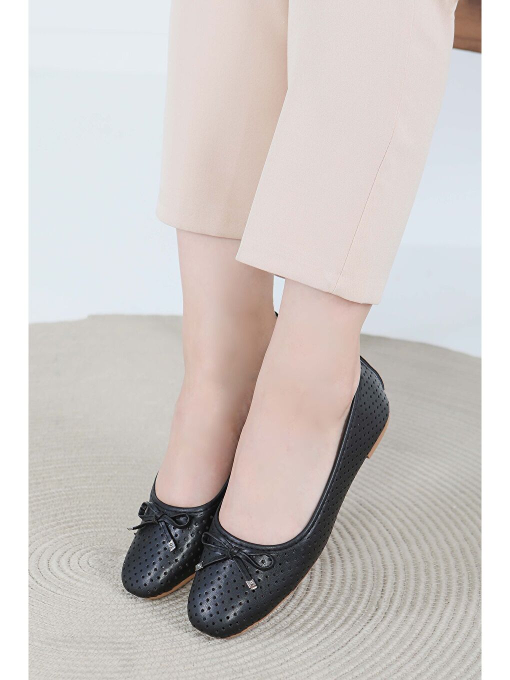 Kadın Siyah Delik Detaylı Babet - 27478-1