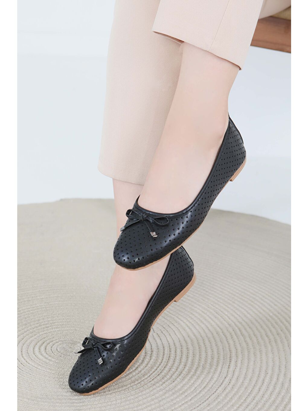 Kadın Siyah Delik Detaylı Babet - 27478-2