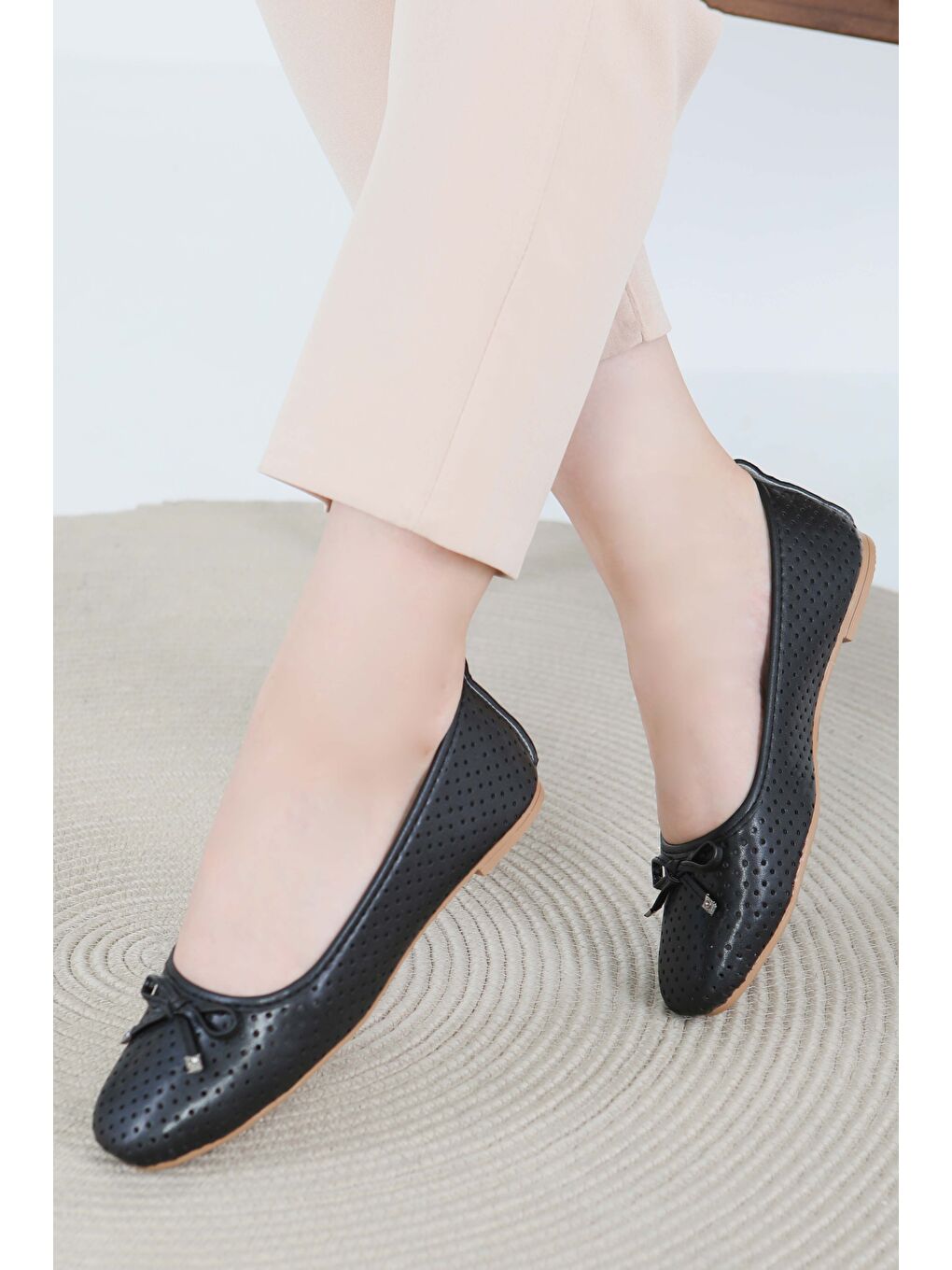 Kadın Siyah Delik Detaylı Babet - 27478-3