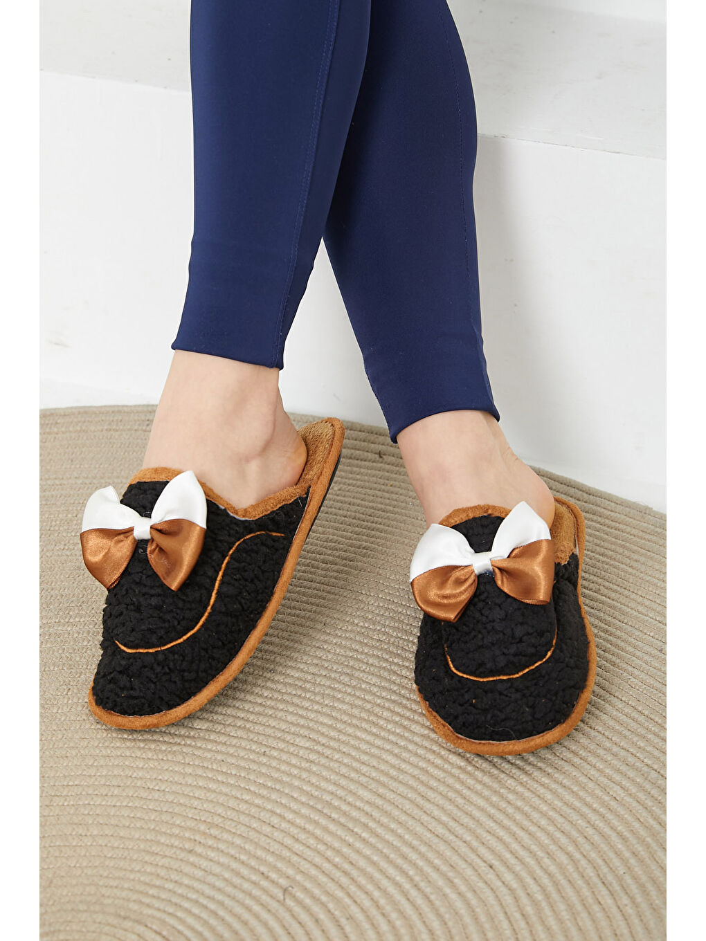 Kadın Siyah Fiyonklu Pelüş Terlik   26681-1