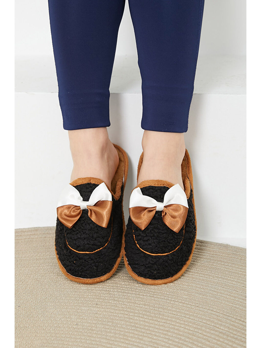 Kadın Siyah Fiyonklu Pelüş Terlik   26681-2