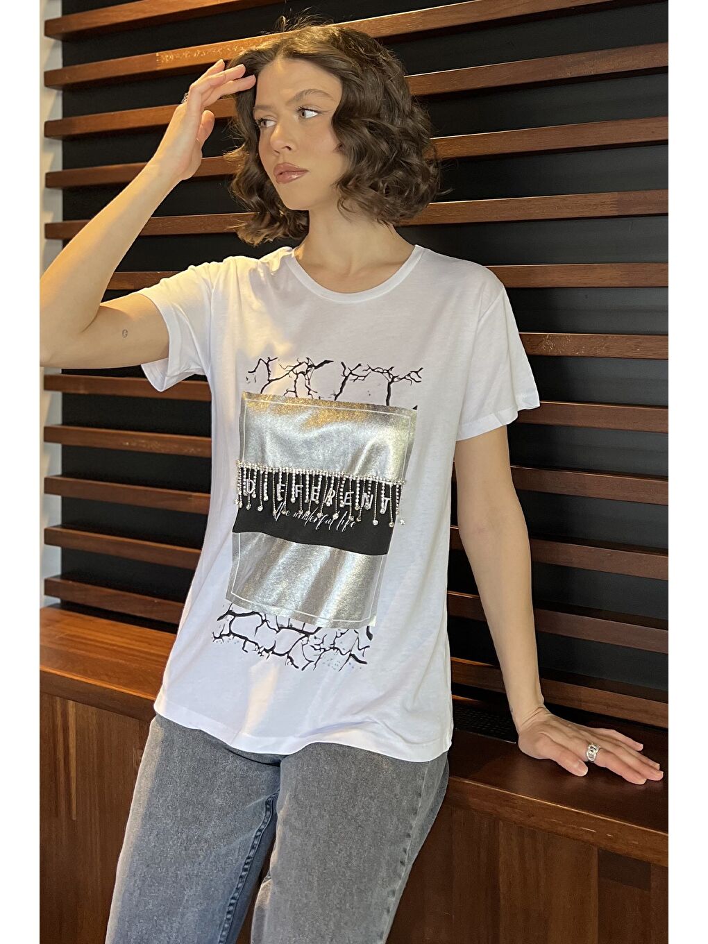 Beyaz Bisiklet Yaka Ön Baskılı Taşlı Kadın Tişört-1