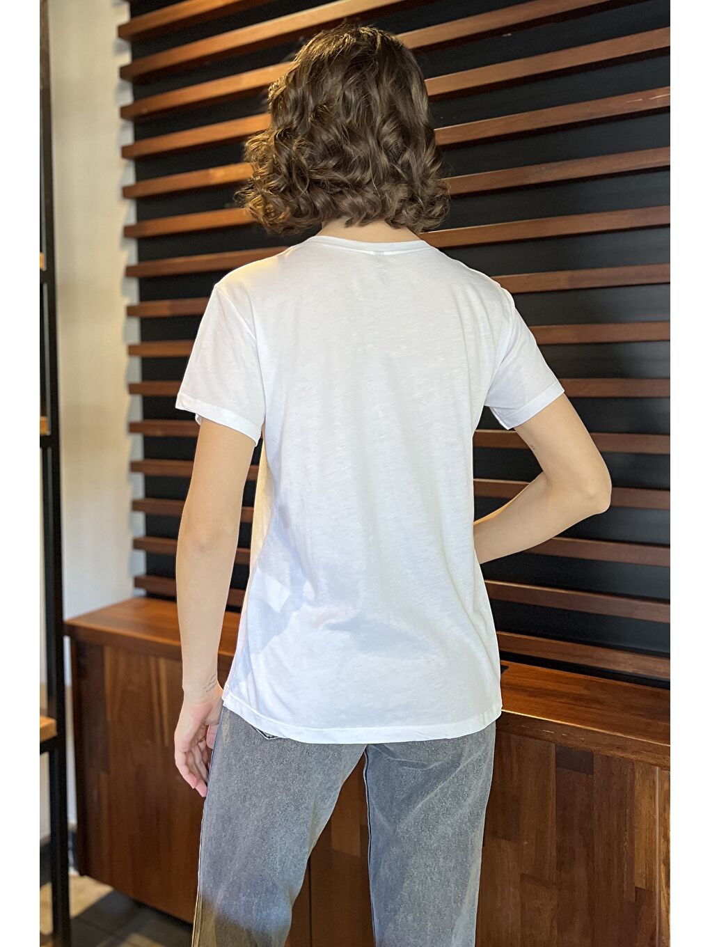 Beyaz Bisiklet Yaka Ön Baskılı Taşlı Kadın Tişört-2