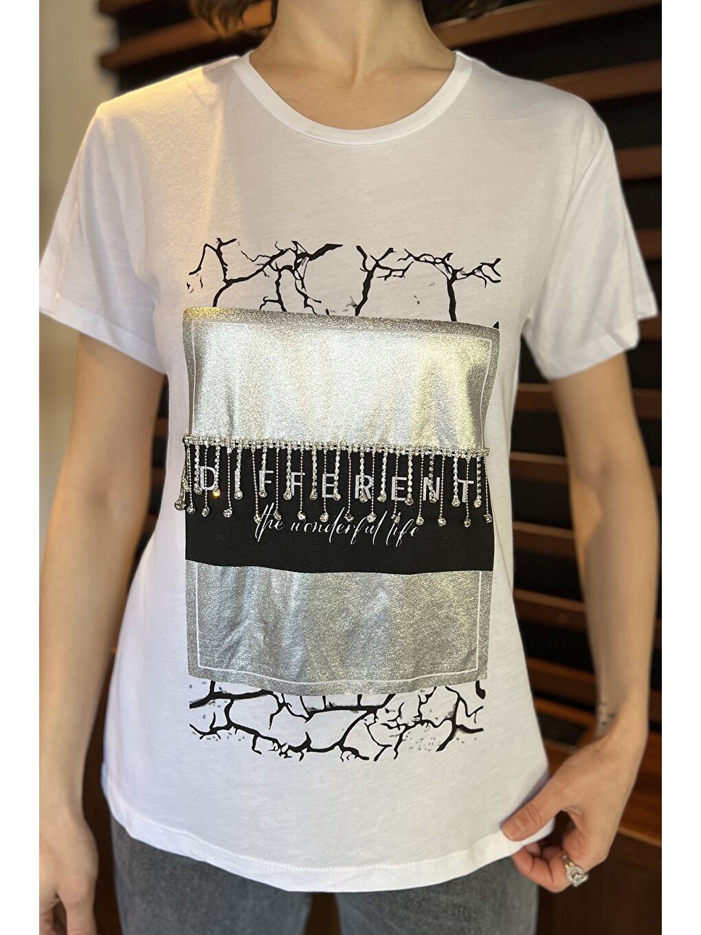 Beyaz Bisiklet Yaka Ön Baskılı Taşlı Kadın Tişört-3