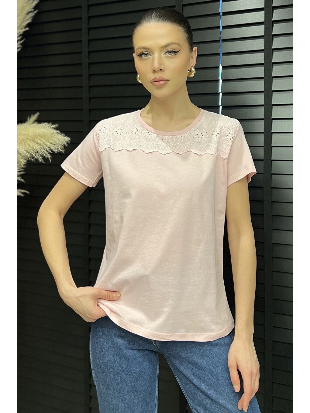 Pembe Kadın Dantel İşlemeli Bisiklet Yaka Tişört