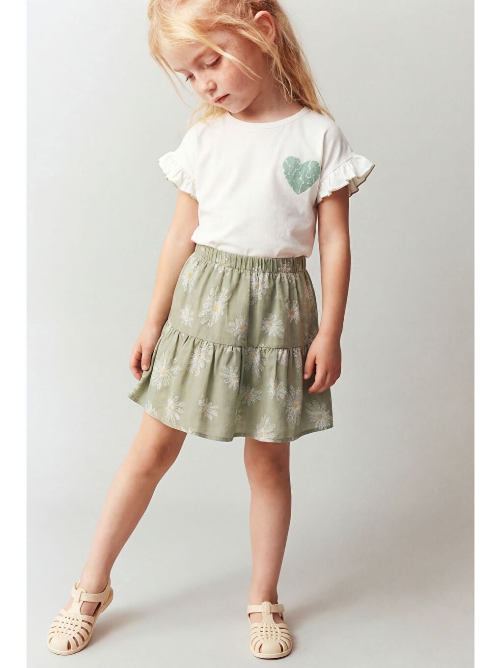 Kız Çocuk Pamuklu Ekru Çağla Yeşili Papatya Desenli Etekli Takım - Kalp Baskılı Fırfır Kollu Tişört