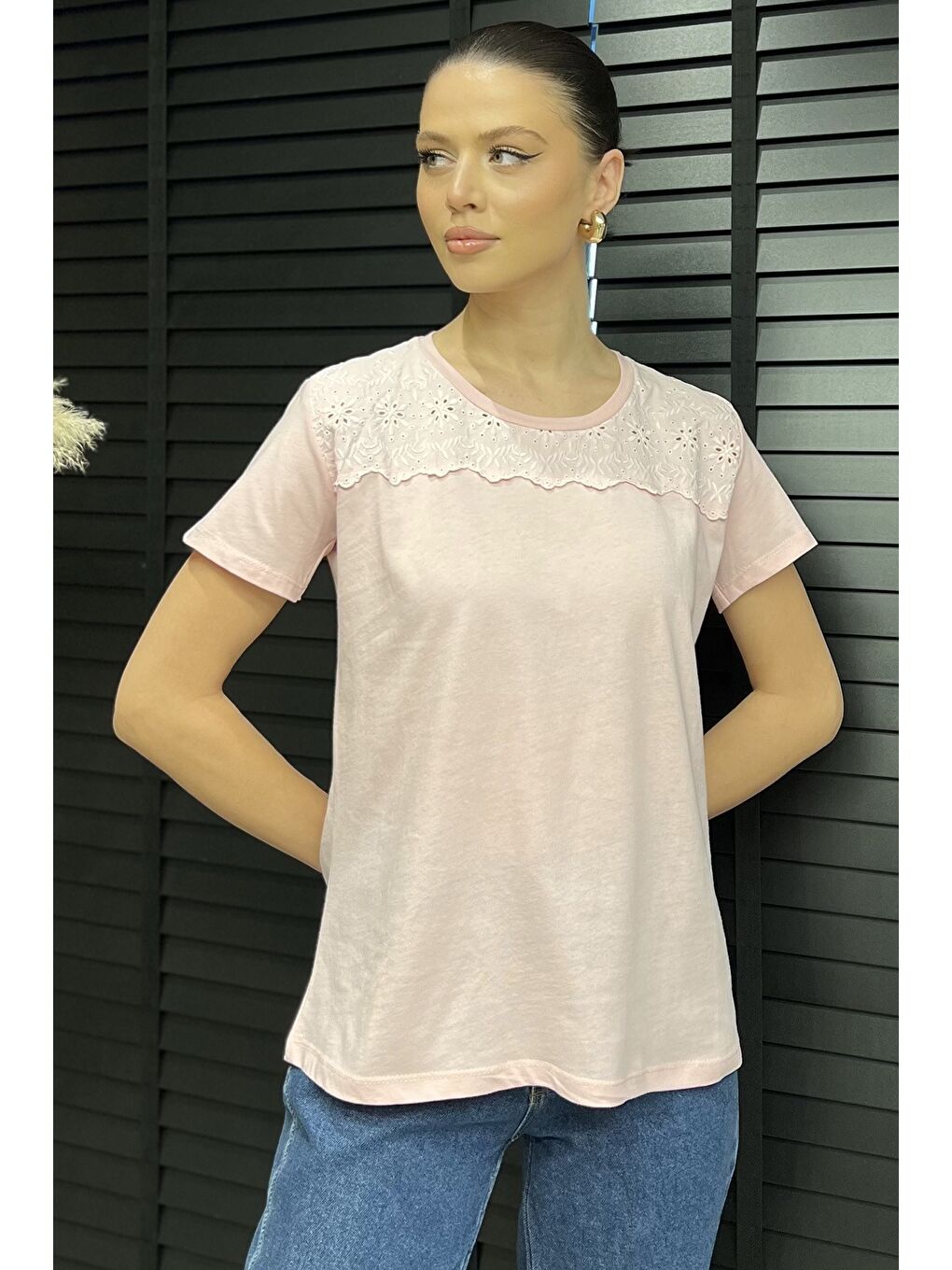 Pembe Kadın Dantel İşlemeli Bisiklet Yaka Tişört-1