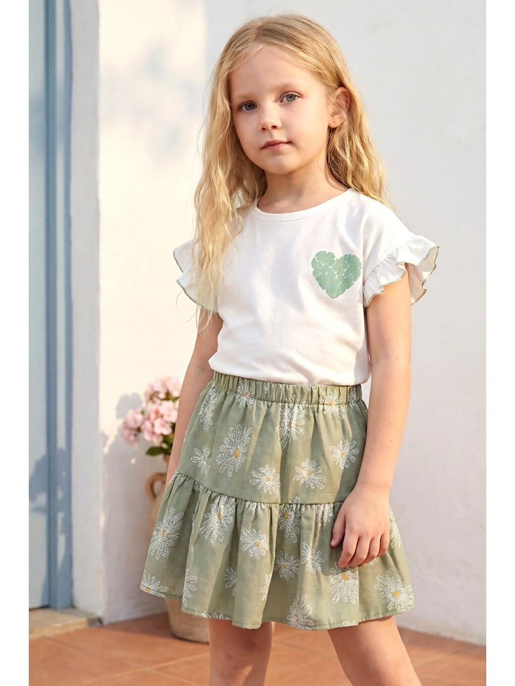 Kız Çocuk Pamuklu Ekru Çağla Yeşili Papatya Desenli Etekli Takım - Kalp Baskılı Fırfır Kollu Tişört-3