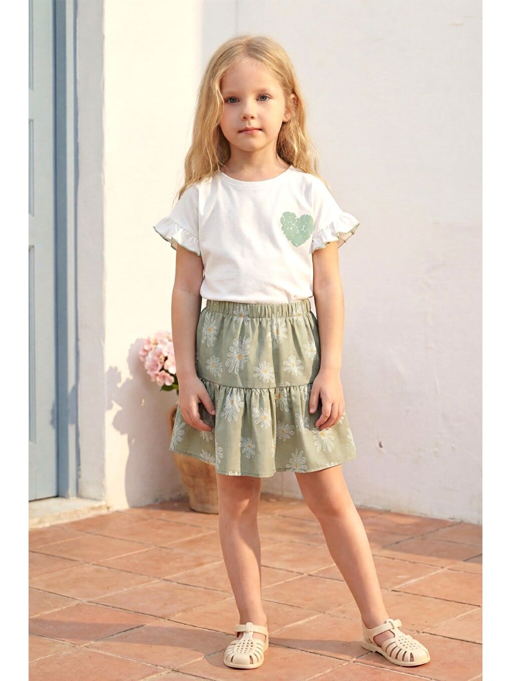 Kız Çocuk Pamuklu Ekru Çağla Yeşili Papatya Desenli Etekli Takım - Kalp Baskılı Fırfır Kollu Tişört-4