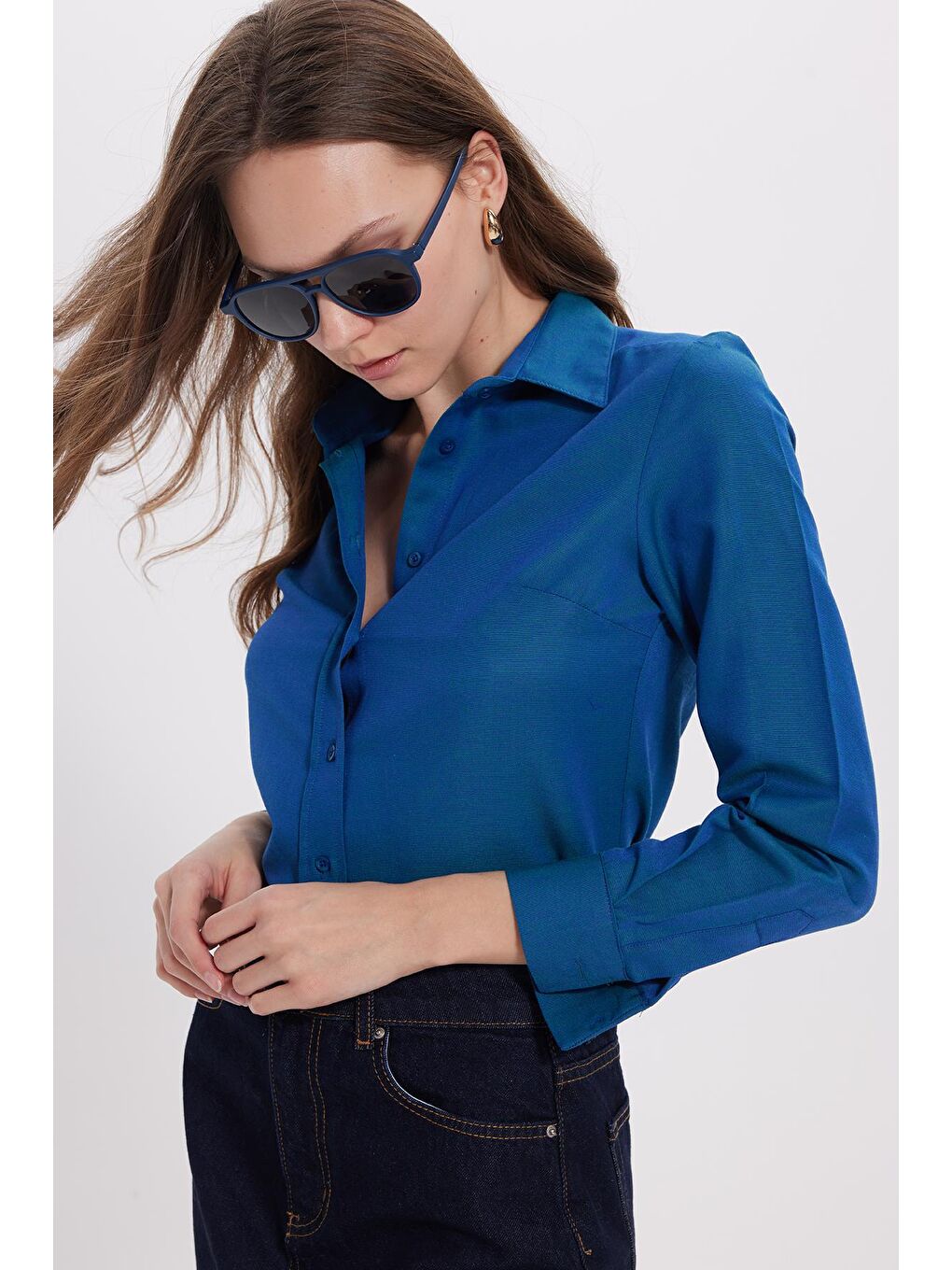 Kadın Slim Fit Dar Kesim Uzun Kollu Pamuklu Vücuda Oturan Dokulu Açık Petrol Basic Gömlek-1