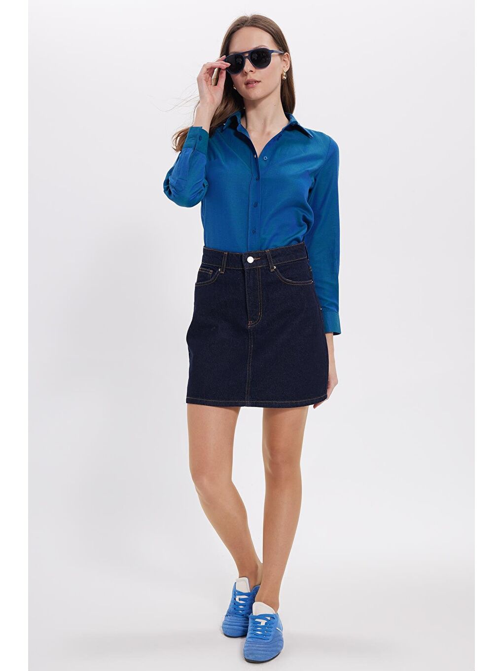 Kadın Slim Fit Dar Kesim Uzun Kollu Pamuklu Vücuda Oturan Dokulu Açık Petrol Basic Gömlek-3