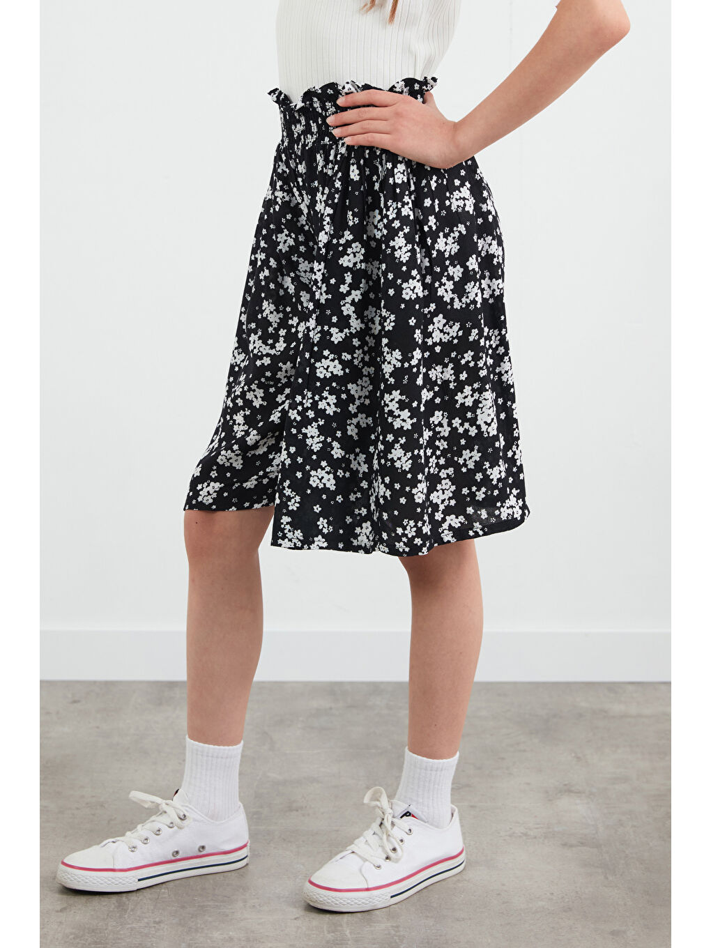 Siyah Çiçek Desenli Beli Lastikli Kız Çocuk Şort-1