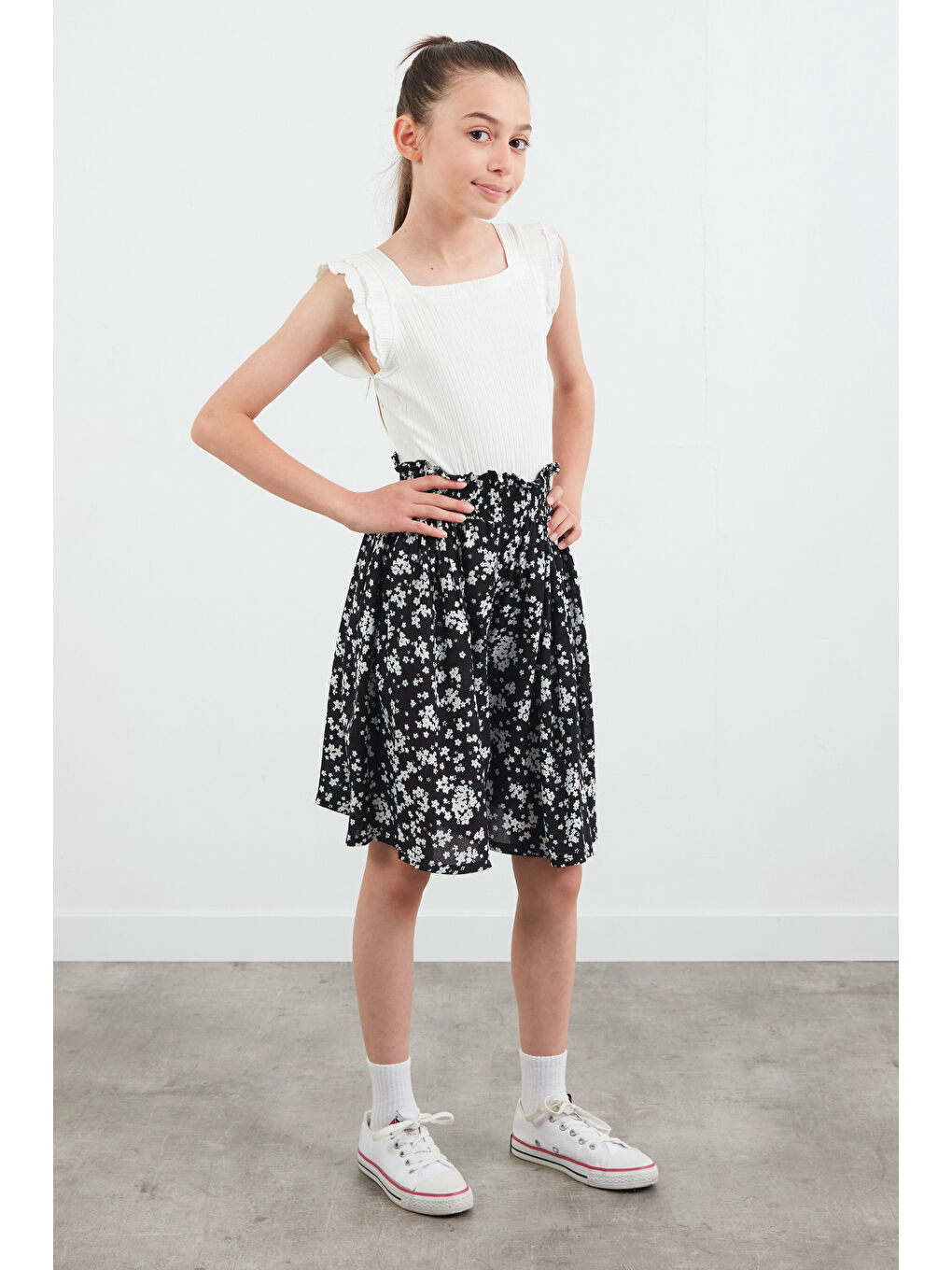 Siyah Çiçek Desenli Beli Lastikli Kız Çocuk Şort-2
