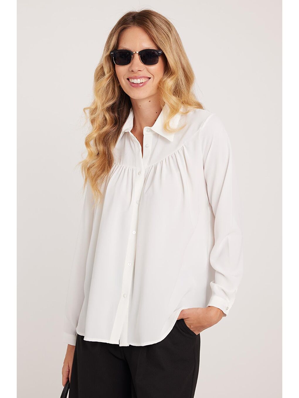 Kadın Standart Fit Normal Kesim Piliseli Sivri Yaka Beyaz Gömlek-1