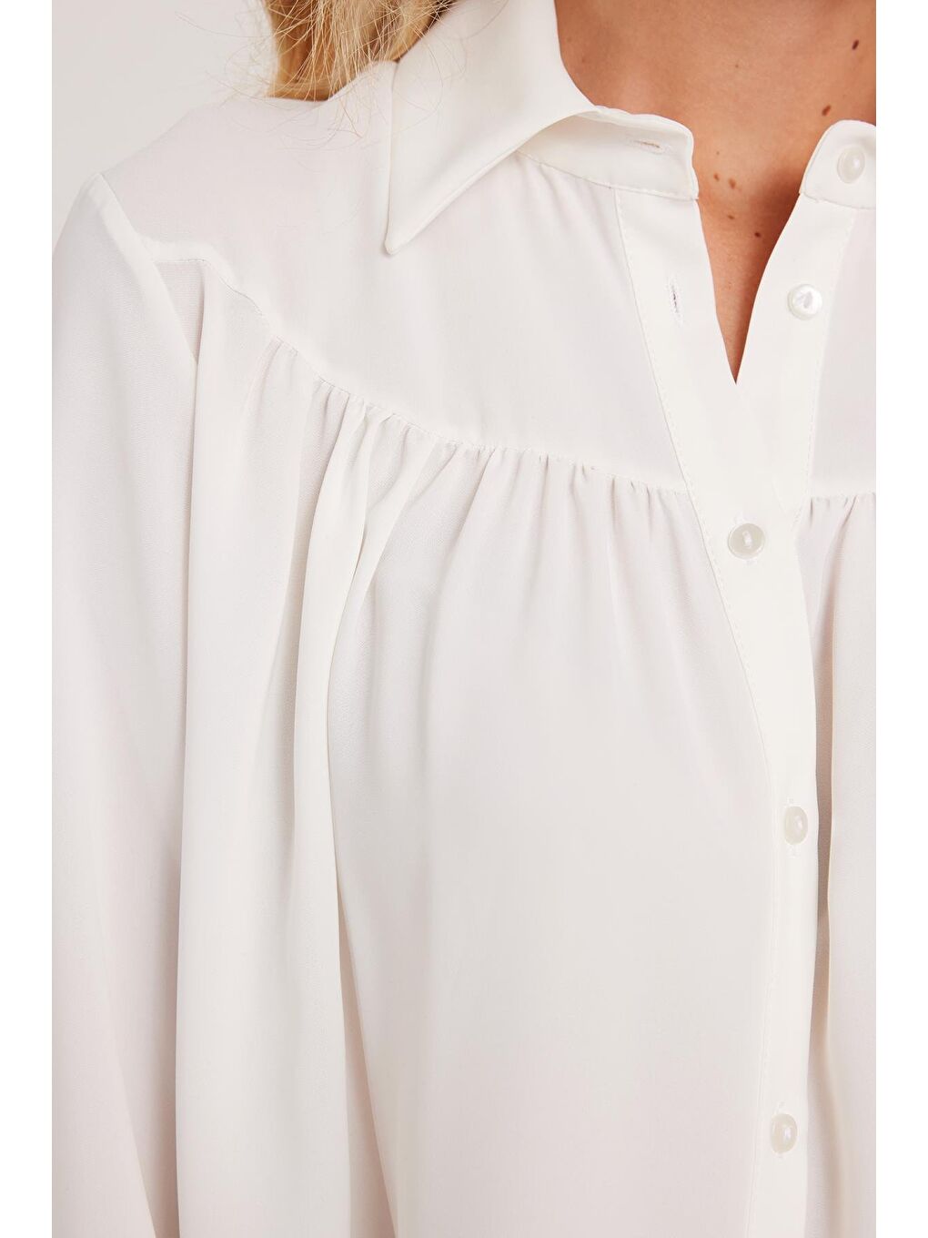 Kadın Standart Fit Normal Kesim Piliseli Sivri Yaka Beyaz Gömlek-2