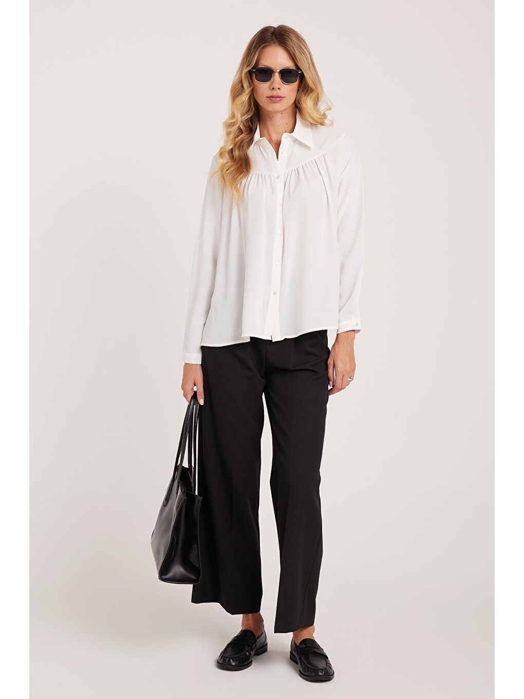 Kadın Standart Fit Normal Kesim Piliseli Sivri Yaka Beyaz Gömlek-3