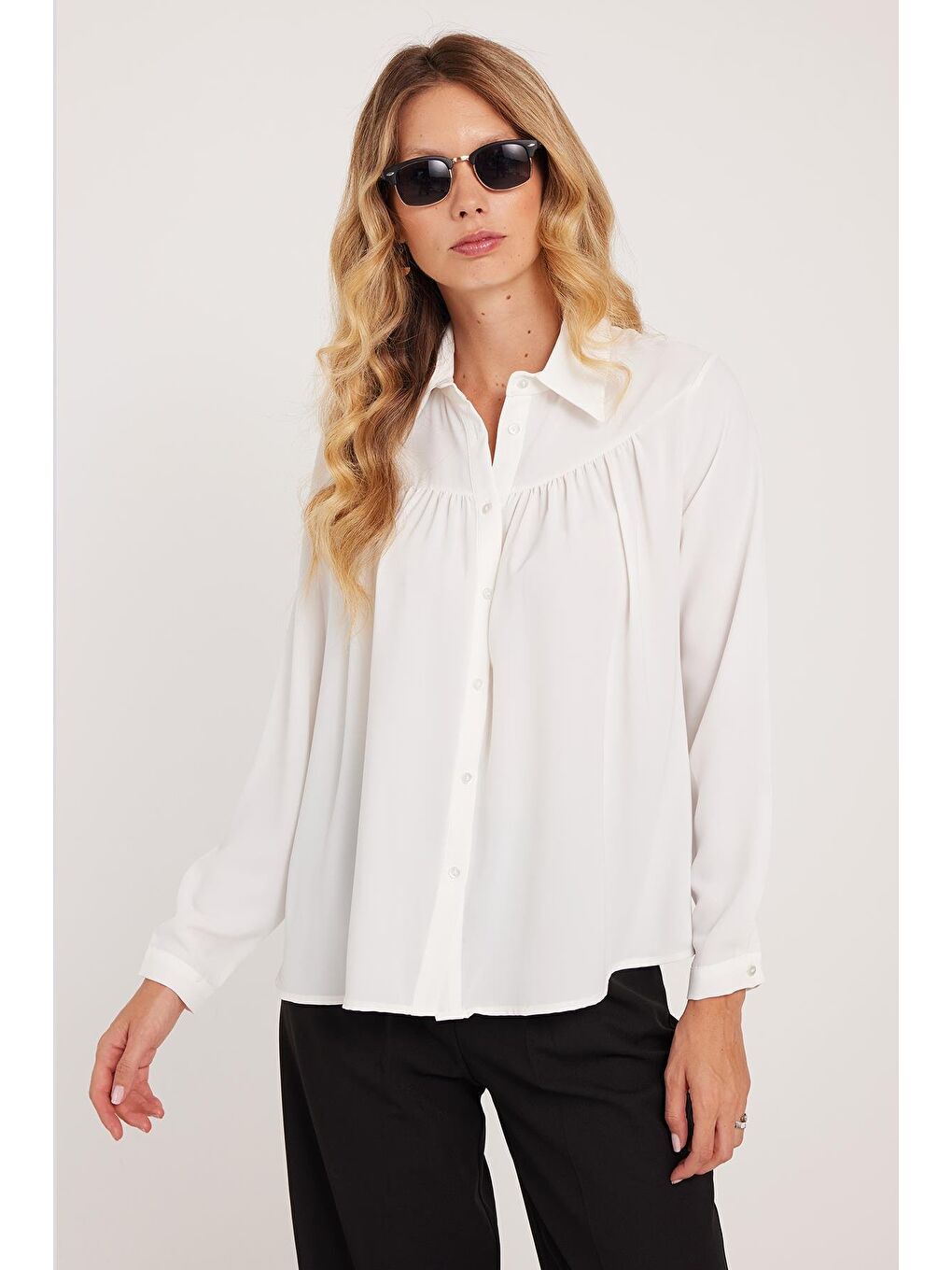 Kadın Standart Fit Normal Kesim Piliseli Sivri Yaka Beyaz Gömlek-4
