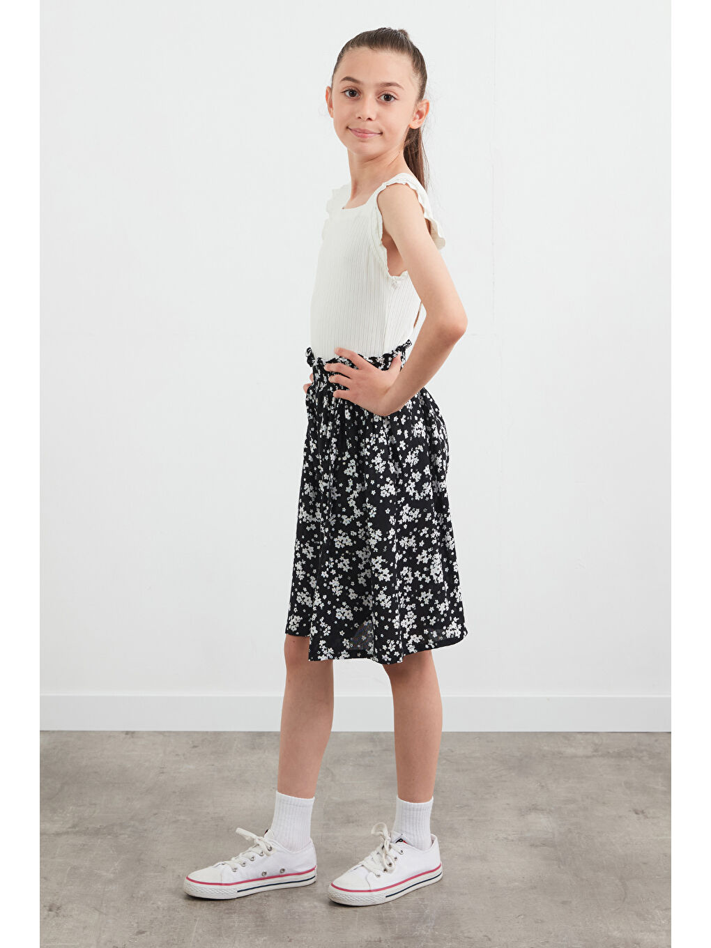 Siyah Çiçek Desenli Beli Lastikli Kız Çocuk Şort-3