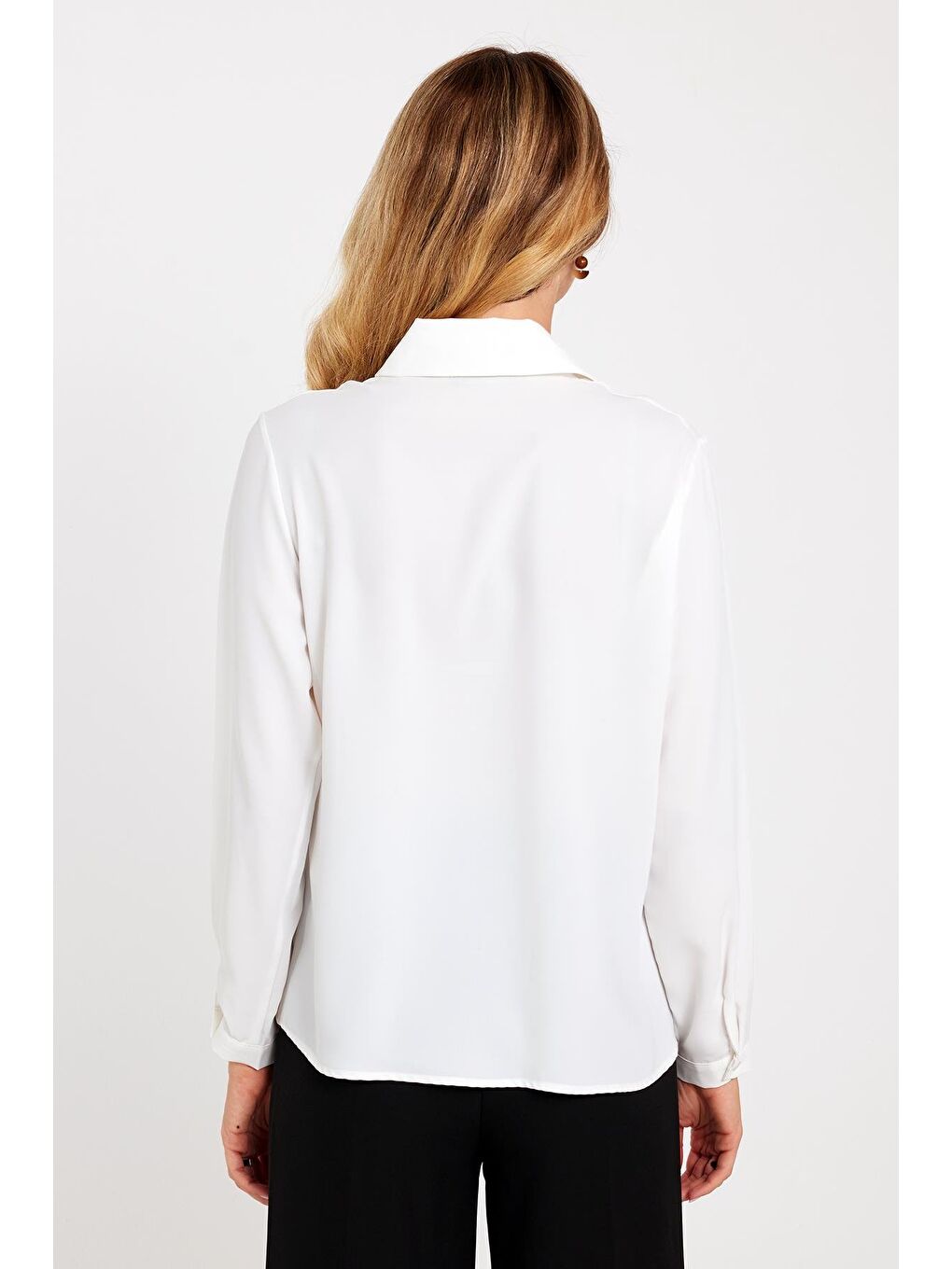 Kadın Standart Fit Normal Kesim Piliseli Sivri Yaka Beyaz Gömlek-6