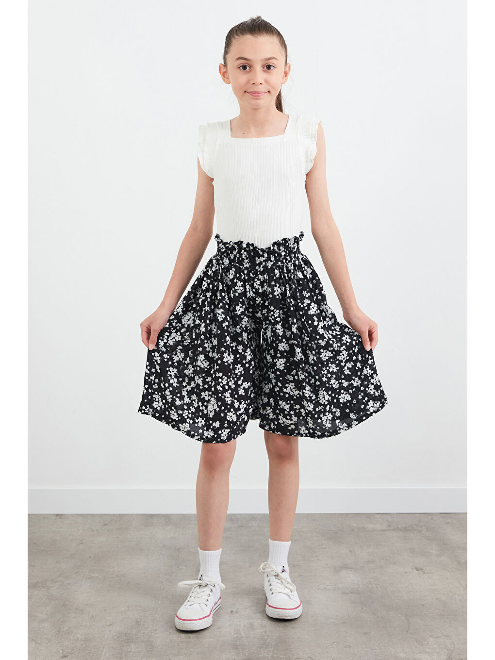 Siyah Çiçek Desenli Beli Lastikli Kız Çocuk Şort-4