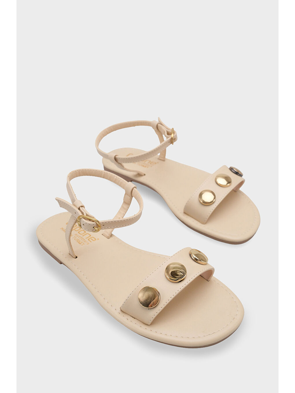 Bej Celina Tek Bantlı Metal Aksesuarlı Bilekten Bantlı Düz Topuklu Yuvarlak Burunlu Kadın Sandalet-1