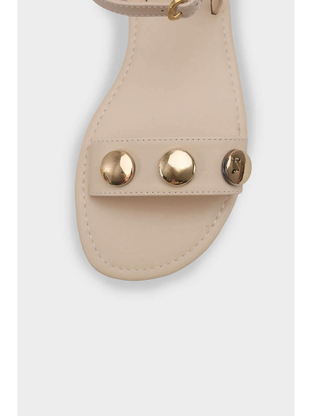 Bej Celina Tek Bantlı Metal Aksesuarlı Bilekten Bantlı Düz Topuklu Yuvarlak Burunlu Kadın Sandalet-2