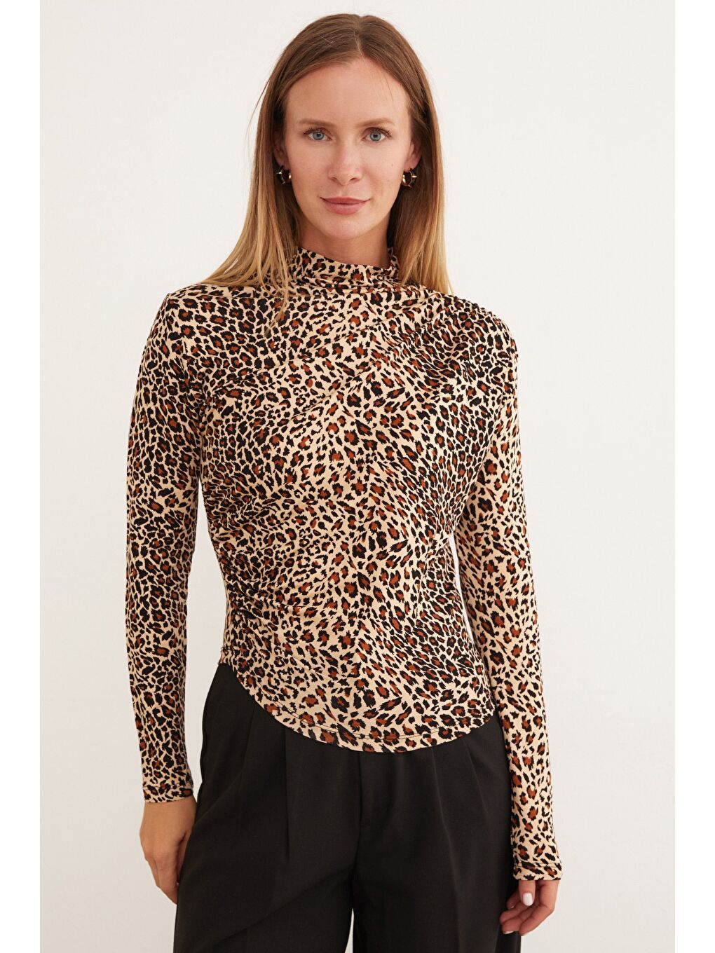 Kahverengi Leopar Desenli Yanı Drapeli Dik Yaka Bluz-1
