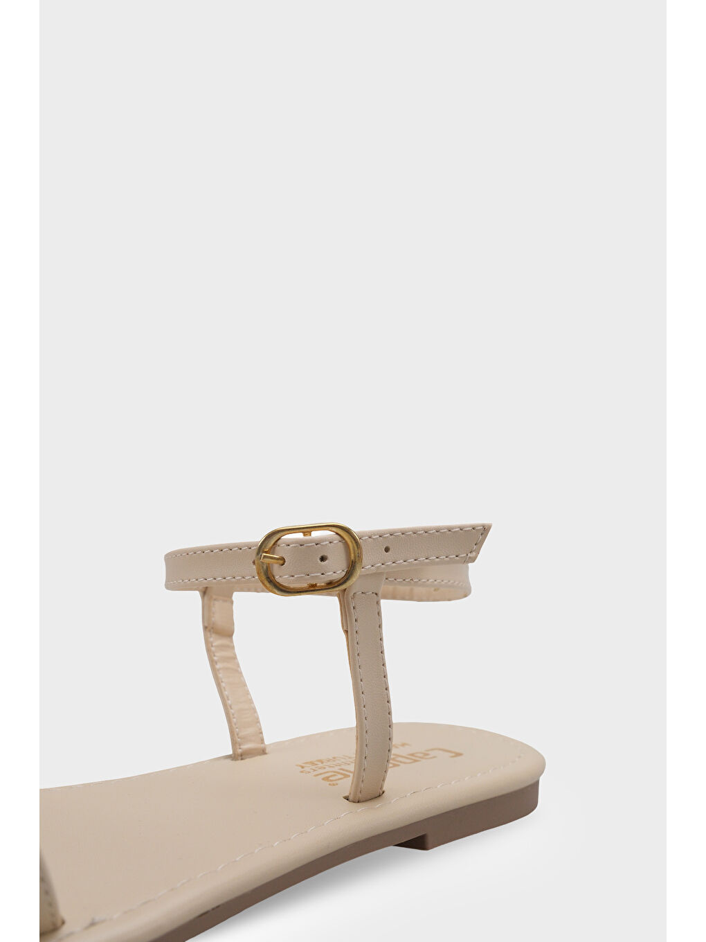 Bej Celina Tek Bantlı Metal Aksesuarlı Bilekten Bantlı Düz Topuklu Yuvarlak Burunlu Kadın Sandalet-3