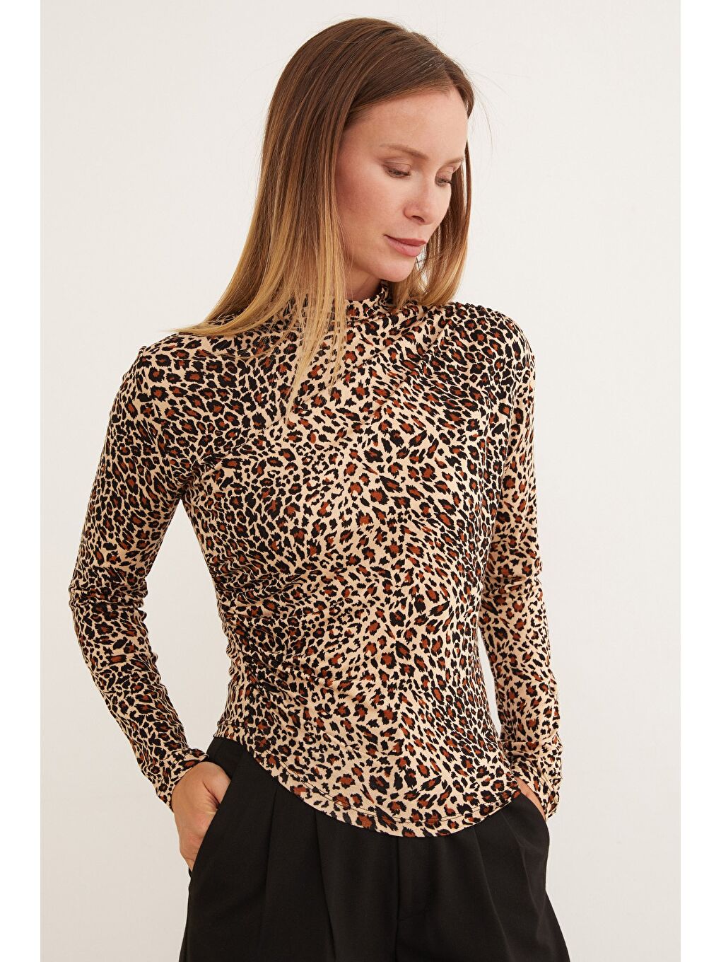 Kahverengi Leopar Desenli Yanı Drapeli Dik Yaka Bluz-2
