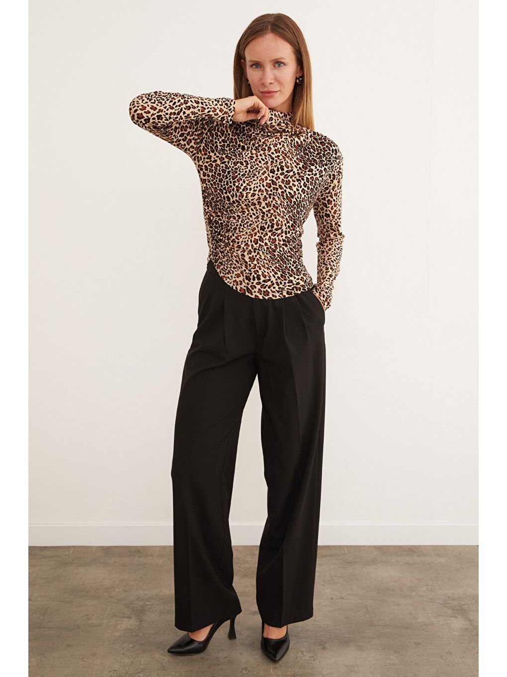 Kahverengi Leopar Desenli Yanı Drapeli Dik Yaka Bluz-3