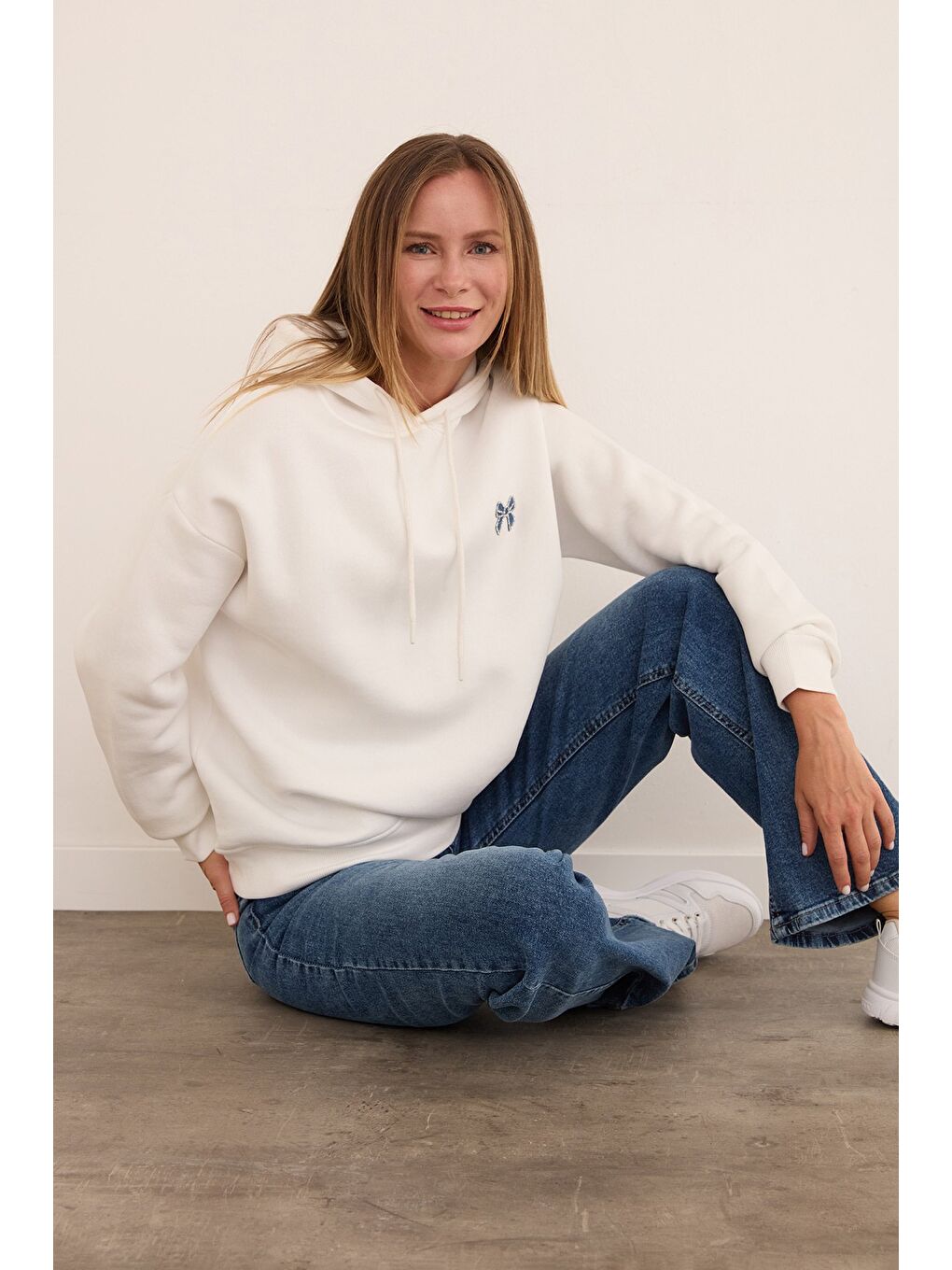 Ekru 3 İplik Fiyonk İşlemeli Kapüşonlu Sweatshirt