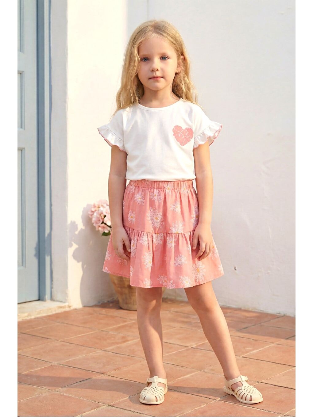 Kız Çocuk Pamuklu Beyaz Pembe Papatya Desenli Etekli Takım - Kalp Baskılı Fırfır Kollu Tişört-1