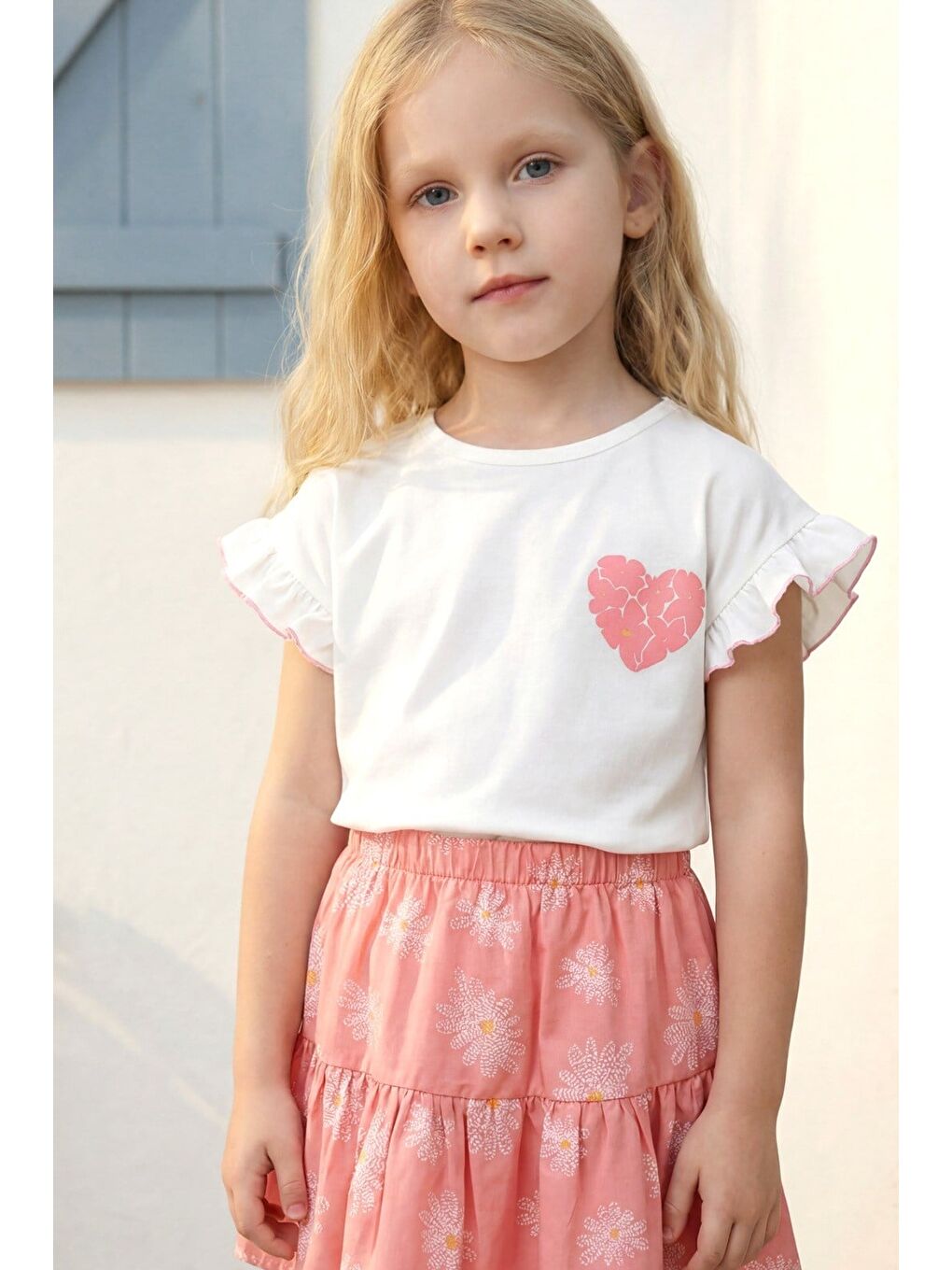 Kız Çocuk Pamuklu Beyaz Pembe Papatya Desenli Etekli Takım - Kalp Baskılı Fırfır Kollu Tişört-2