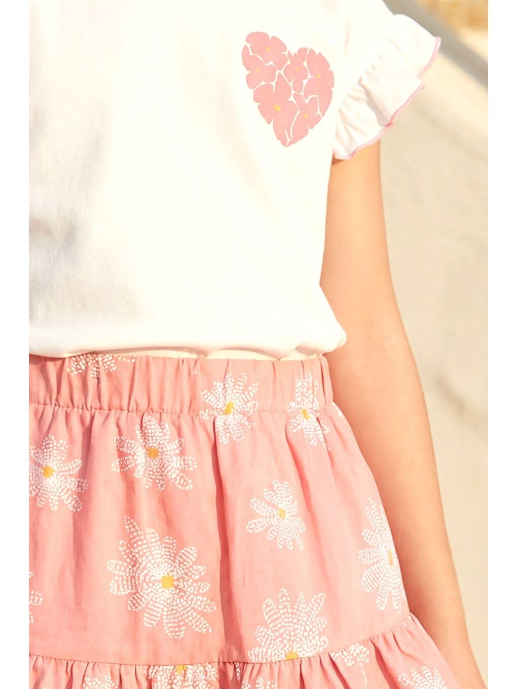 Kız Çocuk Pamuklu Beyaz Pembe Papatya Desenli Etekli Takım - Kalp Baskılı Fırfır Kollu Tişört-3