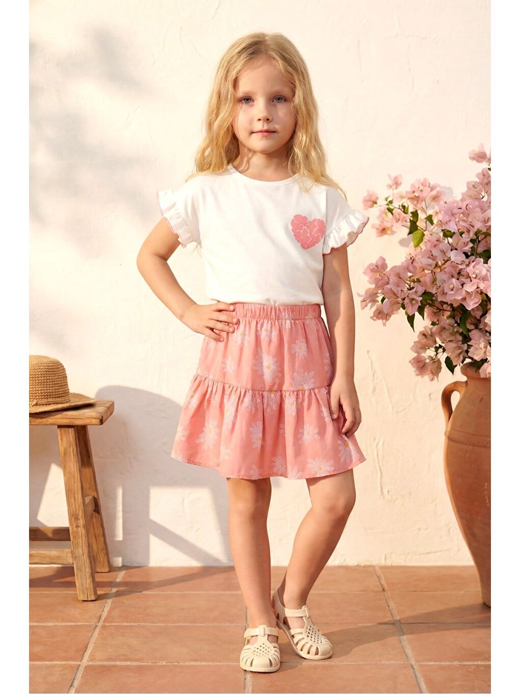 Kız Çocuk Pamuklu Beyaz Pembe Papatya Desenli Etekli Takım - Kalp Baskılı Fırfır Kollu Tişört-5