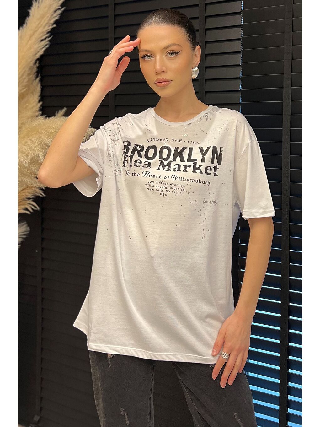 Beyaz Ön Baskılı Bisiklet Yaka Kadın Tişört-1