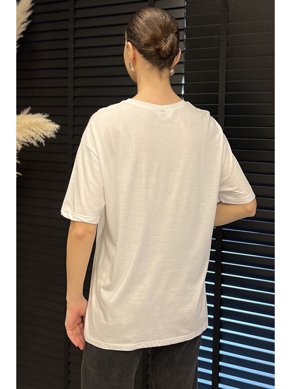 Beyaz Ön Baskılı Bisiklet Yaka Kadın Tişört-2