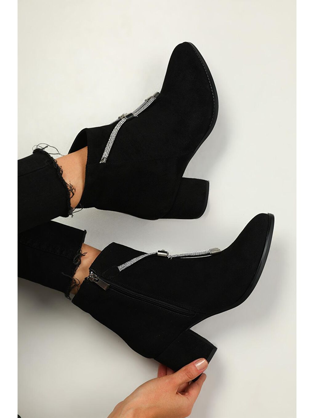 Siyah Kadın Fermuarlı Taş Detaylı Topuklu Bot-1