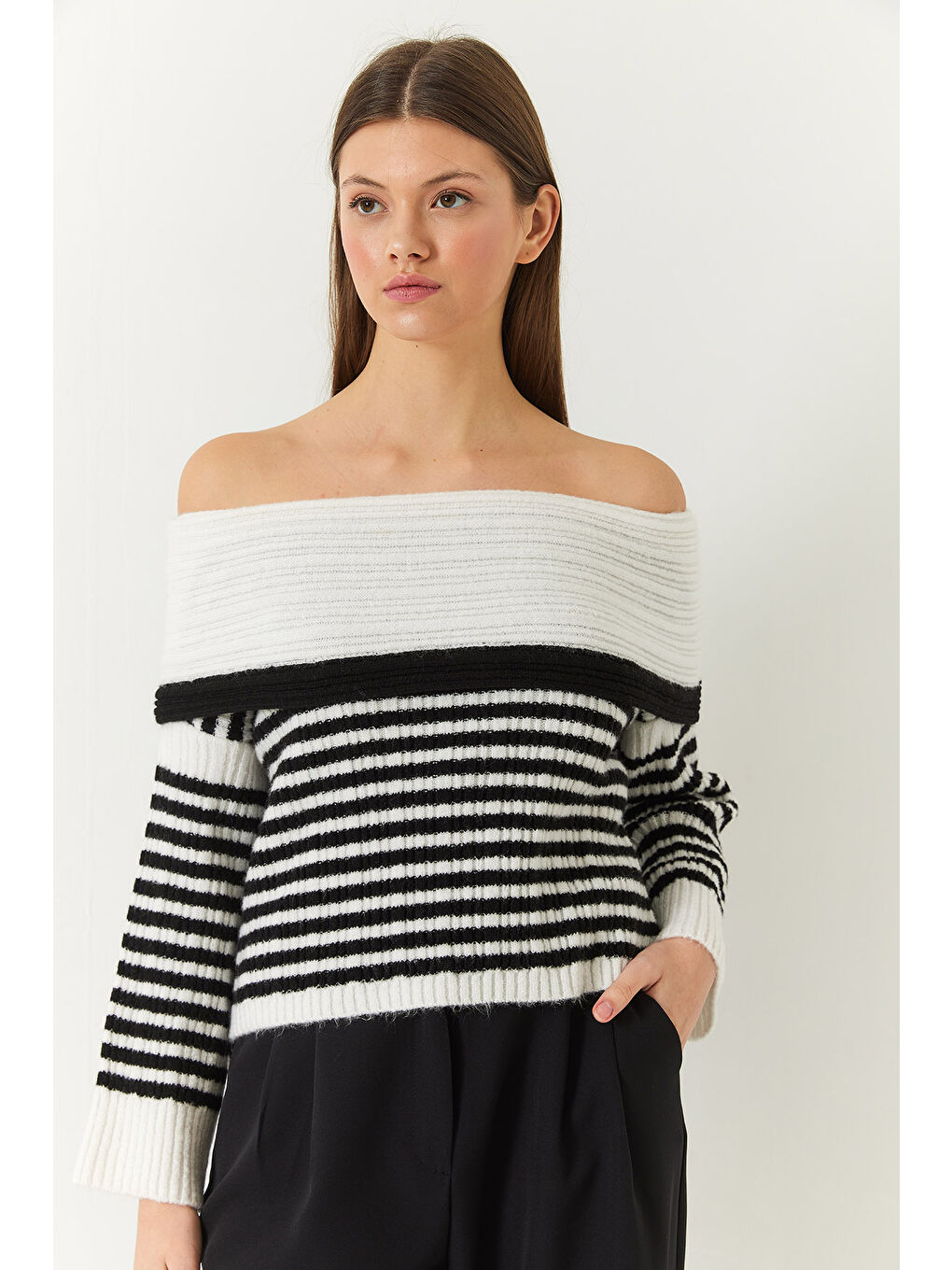 Beyaz Kadın Degaje Yaka Çizgili Kazak-1