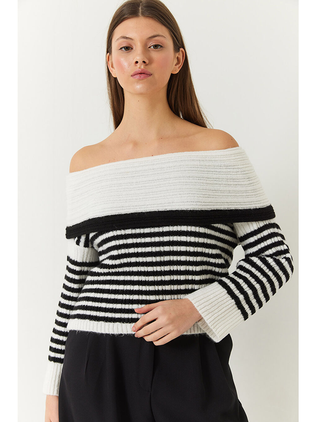 Beyaz Kadın Degaje Yaka Çizgili Kazak-2