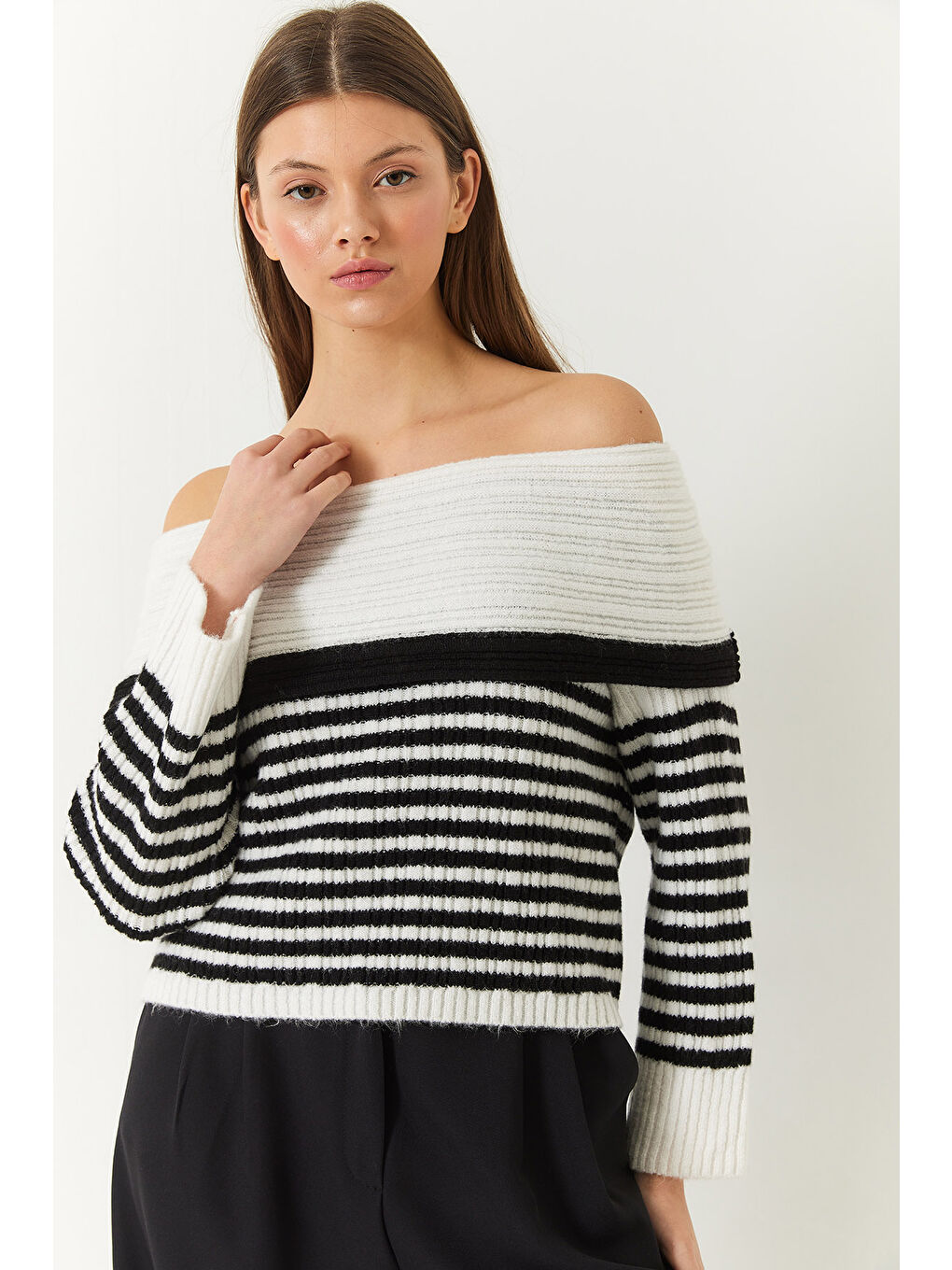 Beyaz Kadın Degaje Yaka Çizgili Kazak-3